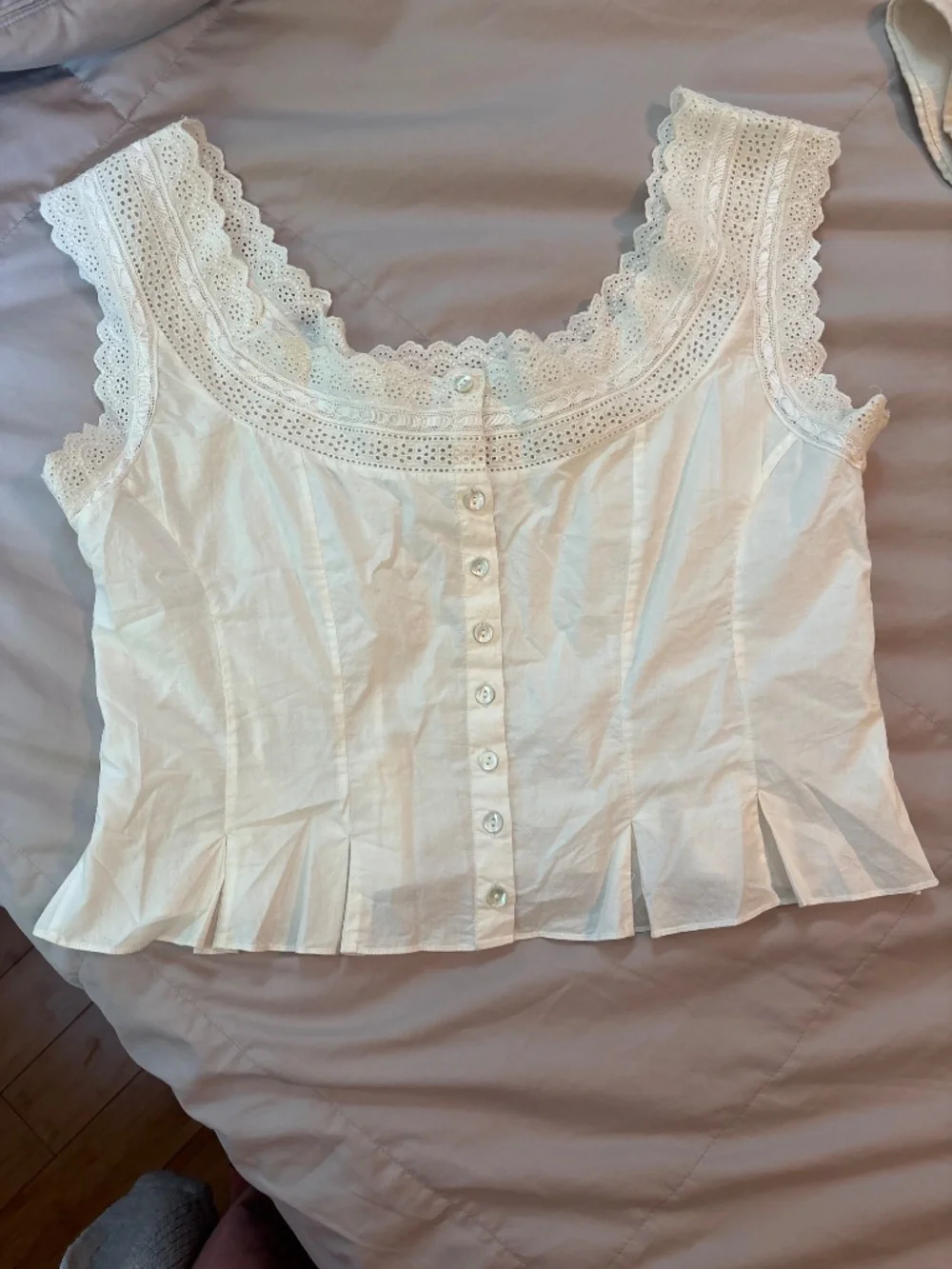 Doen Cream Eyelet Lace-Trim Button Front Cropped Top - Picture 15 of 16